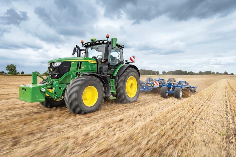 John Deere -traktori pellolla